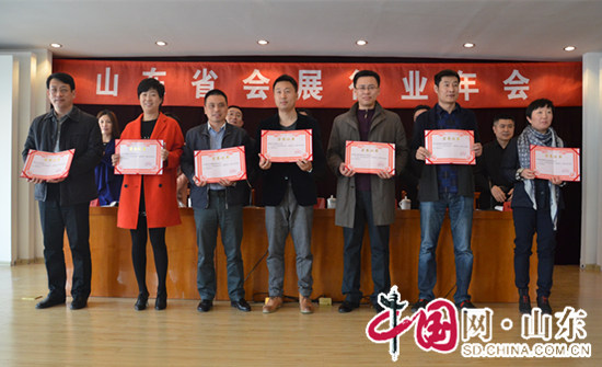 點擊圖片翻到下一頁>> 山東省會展行業(yè)年會舉行 發(fā)布《2015山東省會展業(yè)發(fā)展報告》